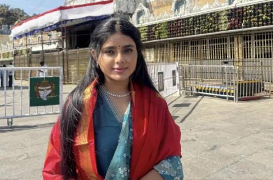 'Dear Uma' Actress Sumaya Reddy prays at Tirumala ahead of film's release 