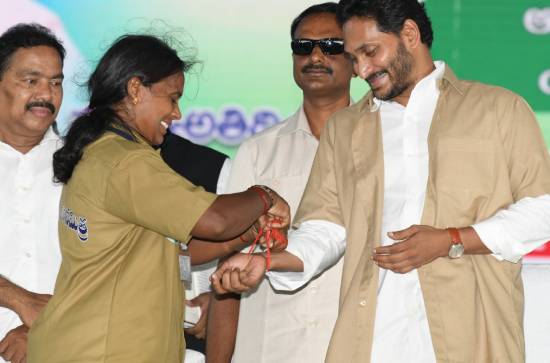 Jagan assures to include heavy vehicle drivers under Vahana Mitra scheme