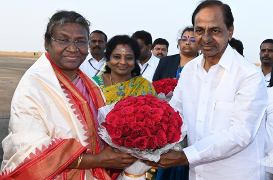 KCR welcomes President Murmu in Hyderabad