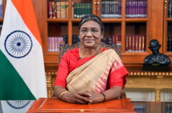 KCR welcomes President Murmu in Hyderabad