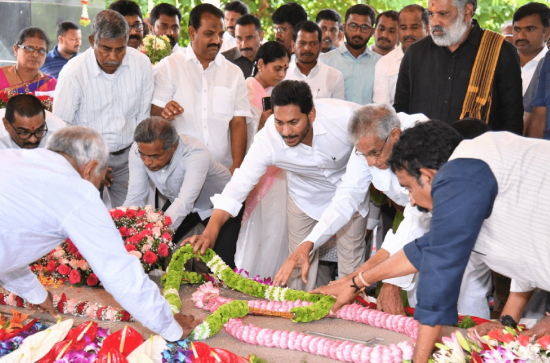 Emotional Jagan remembers his dad YSR
