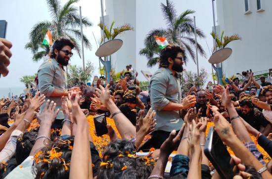 Vizag crowds eagerly welcome Allu Arjun 