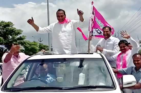 Minister Malla Reddy dances during Telangana Run