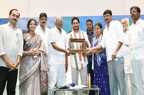 YS Jagan meets weavers community in Guntur