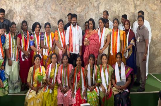 100 corporators join Congress party in Telangana