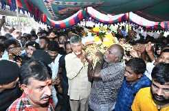 Naidu carries Dayakar Reddy’s pyre; expresses his love for his leader
