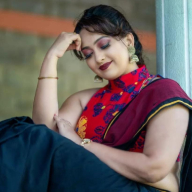 Glam Shot : Ester Noronha goes traditional... 