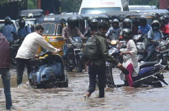 Heavy Rains causes Traffic jam in Hyderabad, commuters Stranded for Hours