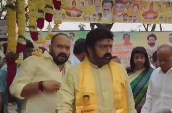 Viral Video: Balakrishna asks to remove Jr NTR flexis