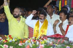 Viral Video: Balakrishna asks to remove Jr NTR flexis