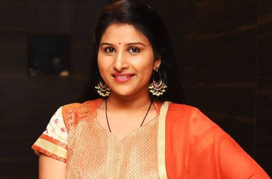 Singer Mangli escapes accident with injuries