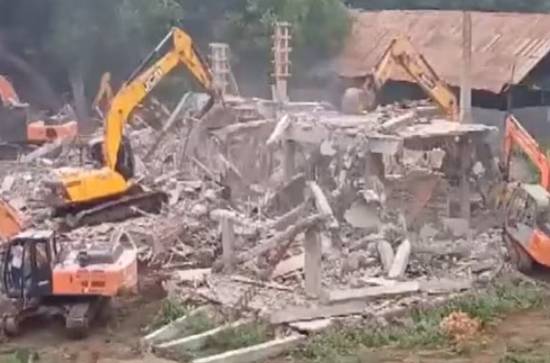 Tadepalli: Jagan blasts Naidu over bulldozing of YSRCP's central office 