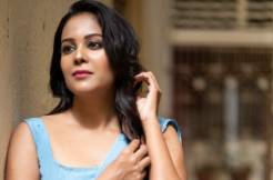 Glam Shot : Stunning diva Chandini Tamilarasan looks smoking hot in blue saree