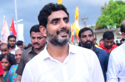 How can Lokesh complete 4000 KMs in 300 days?