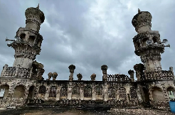 A lightening strike damages the Qutb Shahi mosque minaret