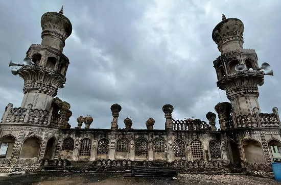 A lightening strike damages the Qutb Shahi mosque minaret