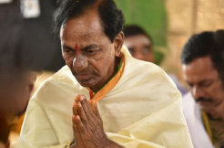 CM KCR prays at Pandharpur