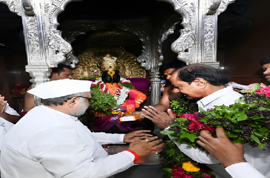 CM KCR prays at Pandharpur
