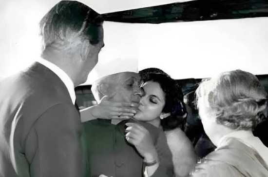 Woman kissing Nehru in viral pic is his niece 