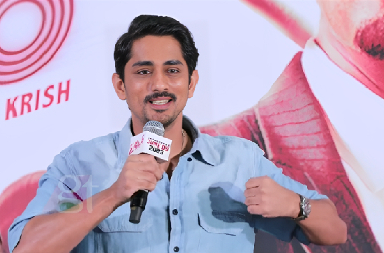Heroes are scared of political colours: Siddharth 