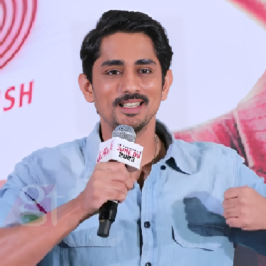 Heroes are scared of political colours: Siddharth 